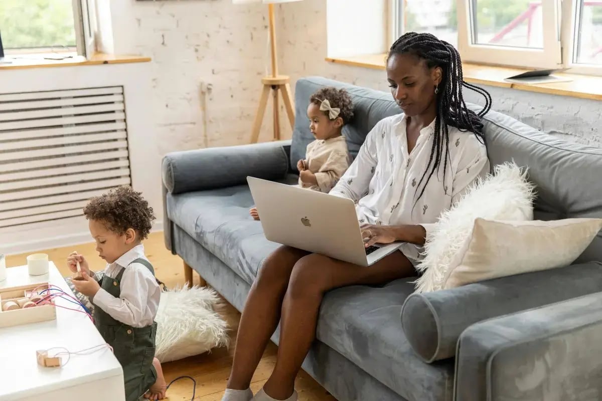 Femme assise sur un divan avec enfant